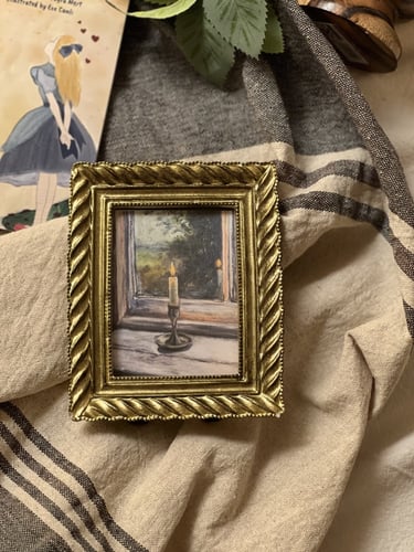 على ضوء الشمعة