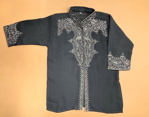 دقلة مطرزة مواليد رمادي