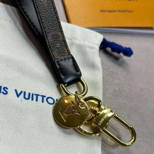 LOUIS VUITTON ميدالية مفاتيح