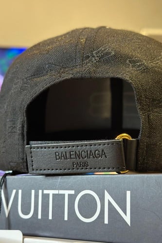 BALENCIAGA كاب
