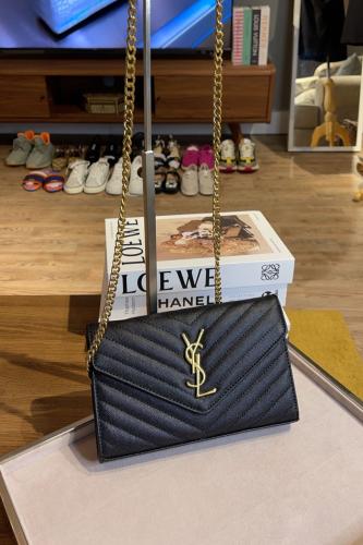 SAINT LAURENT إيف سان لوران شنطة كروس بودي