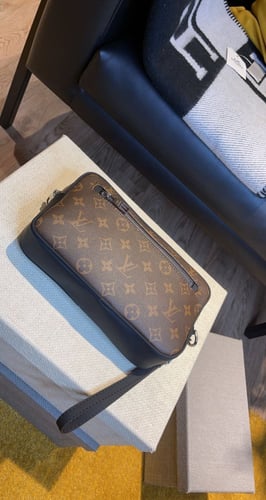 LV لويس فيتون