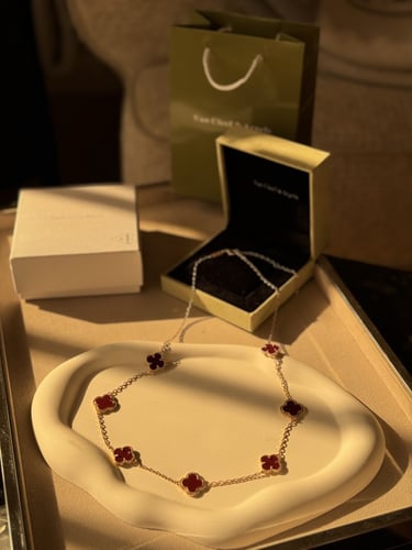 عقد Van Cleef & Arpels