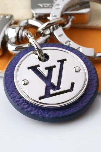 LOUIS VUITTON ميدالية مفاتيح