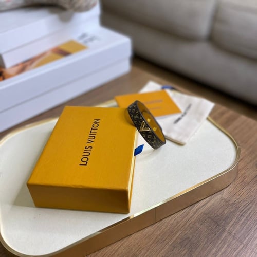 LOUIS VUITTON لويس ڤيتون