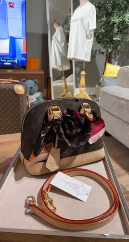 LOUIS VUTTON لويس فيتون حقيبة