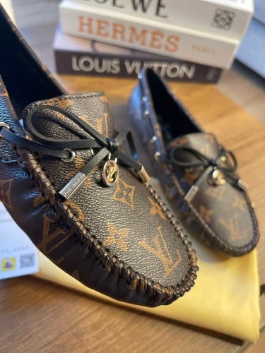 LOUIS VUITTON فلات لويس فيتون