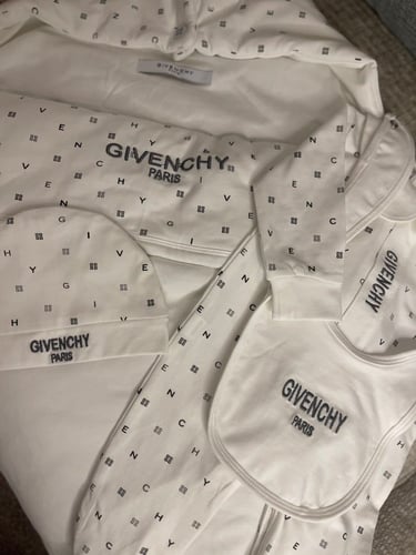 GIVENCHY طقم مواليد جيفنشي