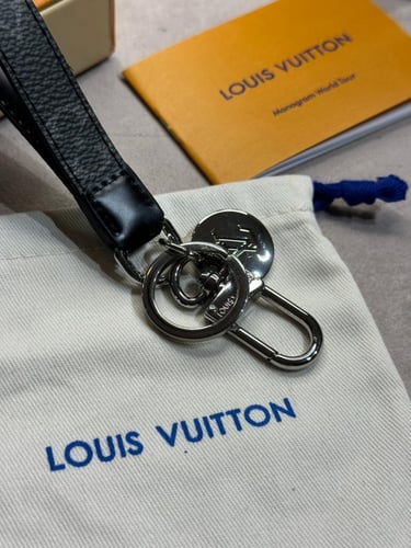 LOUIS VUITTON ميدالية مفاتيح