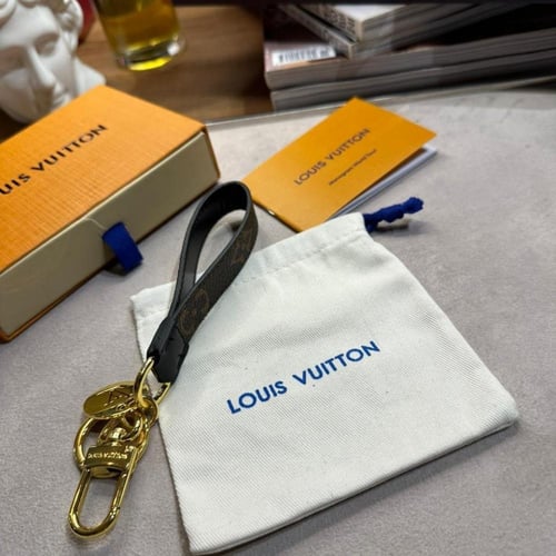 LOUIS VUITTON ميدالية مفاتيح