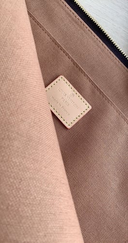 LOUIS VUITTON باوتش لويس فيتون