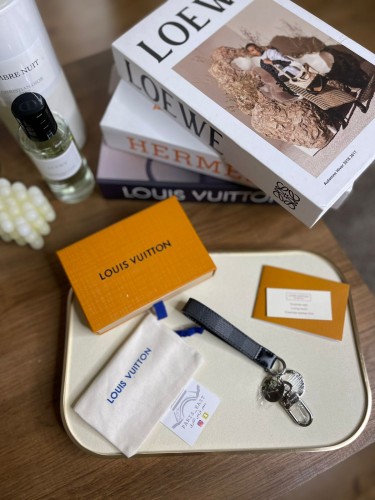LOUIS VUITTON ميدالية مفاتيح