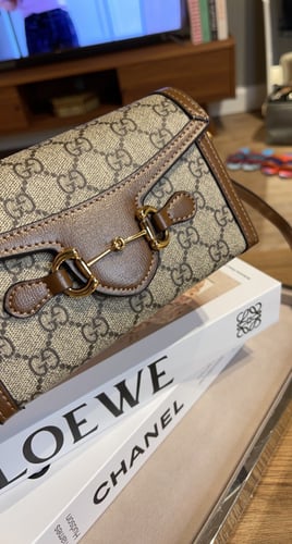 GUCCI قوتشي تتلبس ع الكتف او باليد جلد طبيعي حجم م...