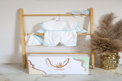 طقم البيبي بالاسم أفرهول مع قبعه وشراب