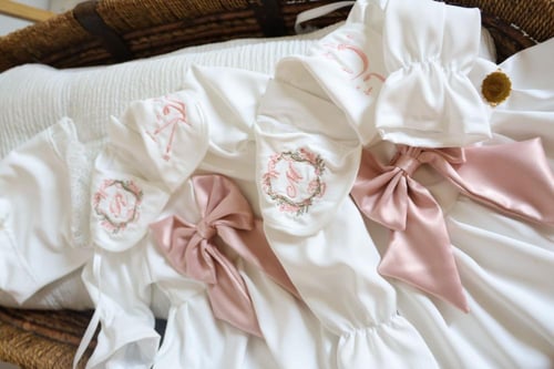 افرهول او فستان مع قبعه وشراب