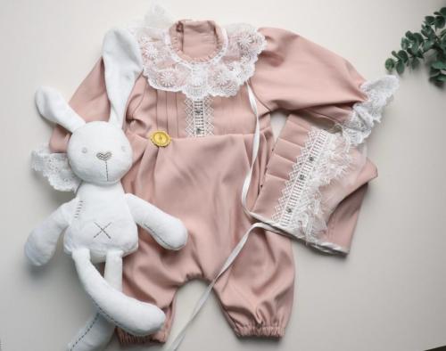 طقم أفرول وردي بتداخل دانتيل أبيض