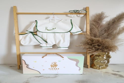 طقم البيبي بالاسم أفرهول مع قبعه وشراب