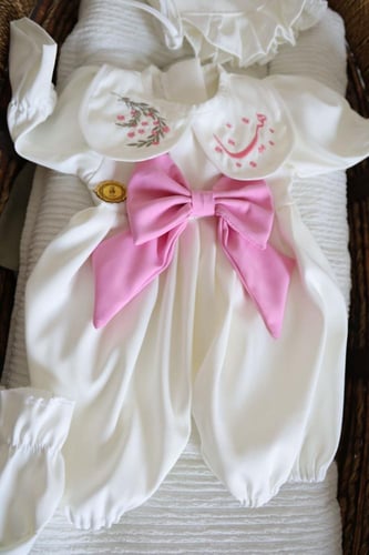 افرهول او فستان مع قبعه وشراب