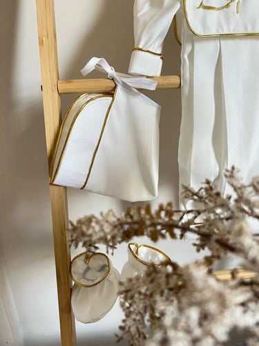 طقم البيبي بالاسم أفرهول مع قبعه وشراب