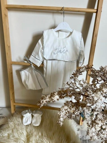 افرول ابيض للرضع بتطريز ذهبي