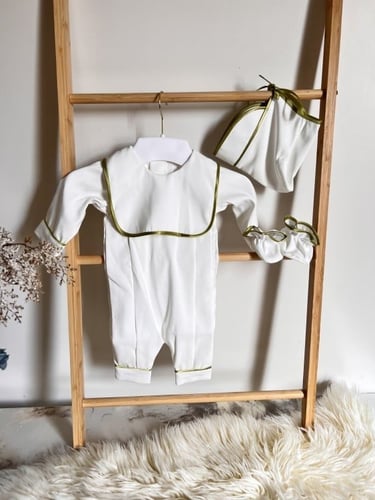 طقم أفرول أبيض مطرز بذهبي