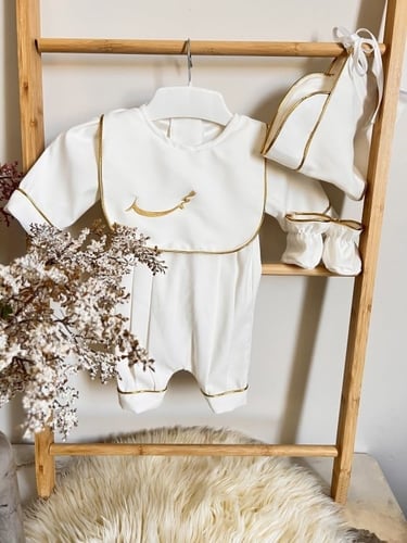 طقم أفرول أبيض مطرز بذهبي