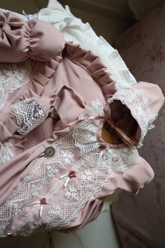 ملابس مواليد استقبال مهاد مطعم بدانتيل أبيض