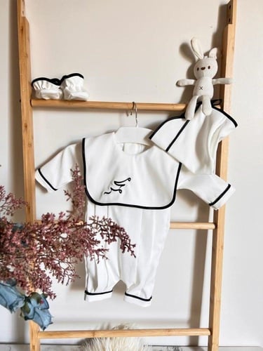 افرول ابيض للرضع بتطريز ذهبي