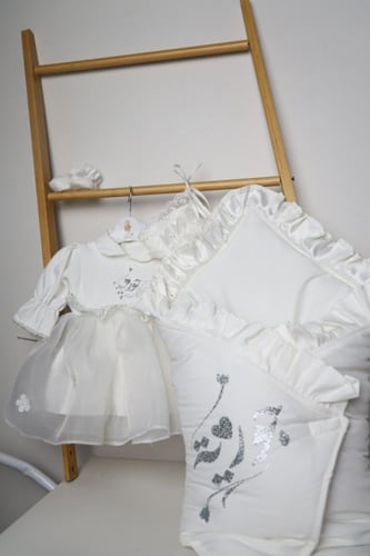 فستان مع قبعه وشراب ومدس