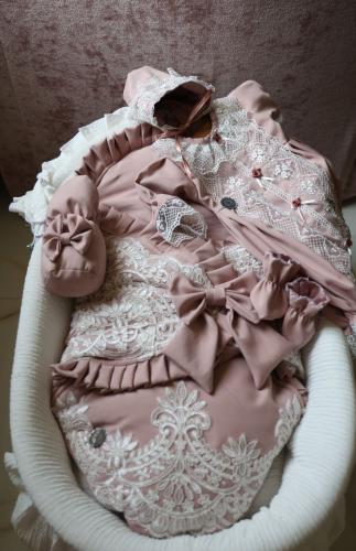 ملابس مواليد استقبال مهاد مطعم بدانتيل أبيض