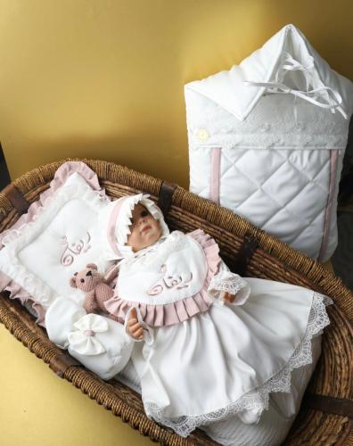 فساتين اطفال حديث ولاده أبيض بلمسات وردية