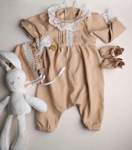 ملابس اطفال رضع بني