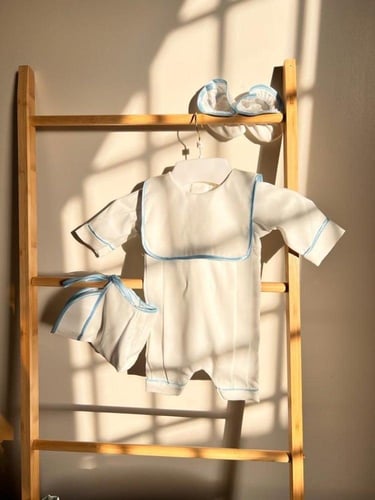 افرول ابيض للرضع بتطريز ذهبي