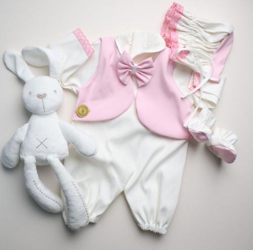 طقم أفرول أبيض بتصميم سترة وردية