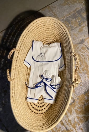 طقم أفرول أبيض مطرز بذهبي