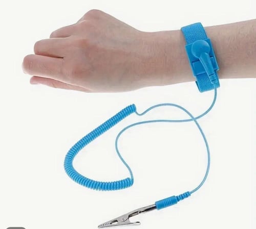 سوار مضاد للكهرباء الساكنه