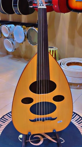 عود صناعه محمود داغر خشب مهوجني الظهر والوجه سويدي