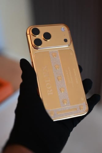 ايفون 17 مطلى ذهب كامل باى تصميم من اختيارك - جديد