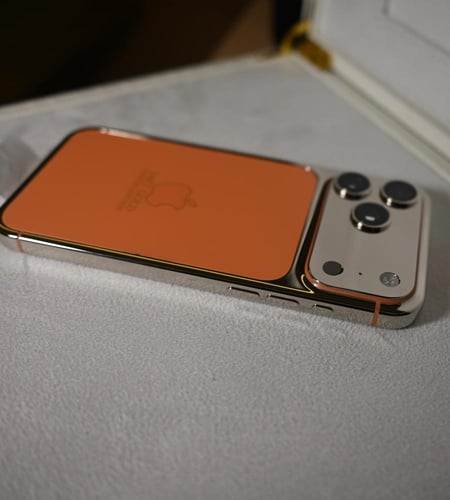 ايفون 17 مطلى ذهب كامل باى تصميم من اختيارك - جديد