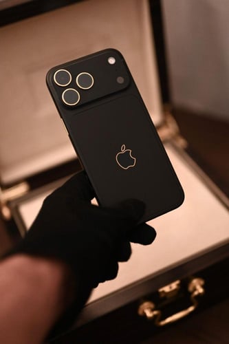 ايفون 17 اسود مع حواف الكاميرا مطليه ذهب - أي تصمي...