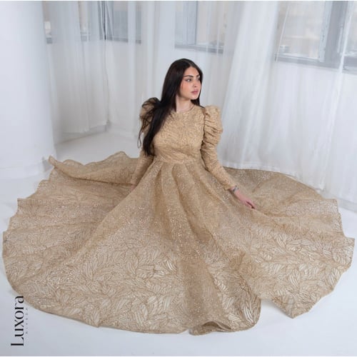 فستان ذهبي طويل