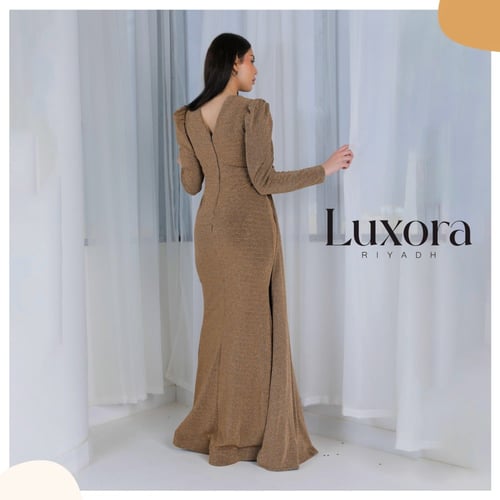 فستان طويل ذهبي