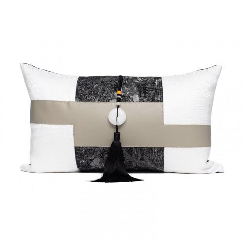 وسادة غطاء بلون اسود وابيض مزين باكسسوار بالمنتصف