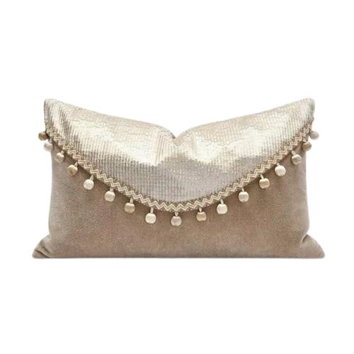 وسادة مستطيل رملي مزين بحبات كروية صغيرة
