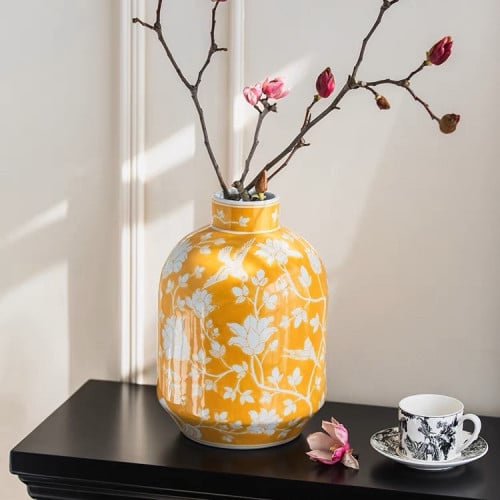 مزهرية انيقة بلون اصفر مزخرف