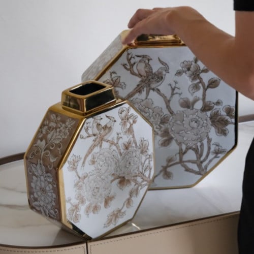 مزهرية خزفية برسم يدوي متقن