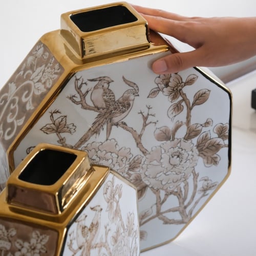 مزهرية خزفية برسم يدوي متقن