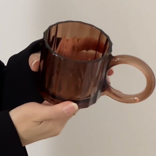 كوب زجاج بني