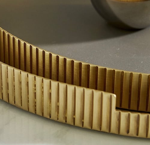 صينية من الجلد والنحاس