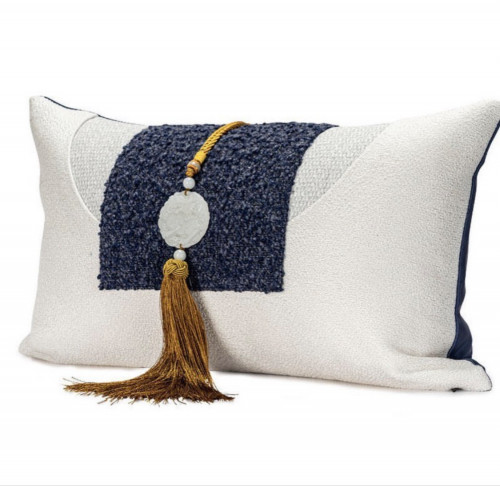 كوشن ابيض كحلي غامق باكسسوار بالمنتصف